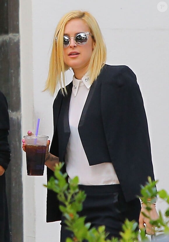 Exclusif - Rumer Willis se rend avec une amie à une réunion des Alcooliques Anonymes à Beverly Hills, le 18 juillet 2014. 