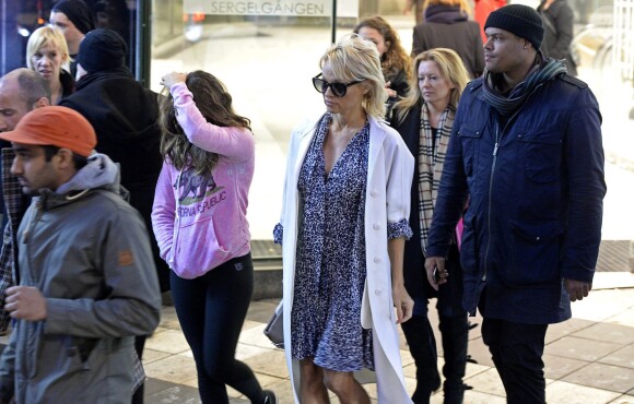 Pamela Anderson à Stockholm, le 24 octobre 2014 : des jambes très amaigries
