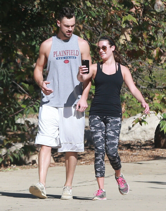 Exclusif - Lea Michele et son compagnon Matthew Paetz se promènent au TreePeople Park à Studio City, le 25 octobre 2014.