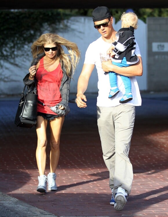 Exclusif - Fergie et Josh Duhamel se rendent à leur cours de gym avec leur fils Axl à Los Angeles, le 26 octobre 2014.