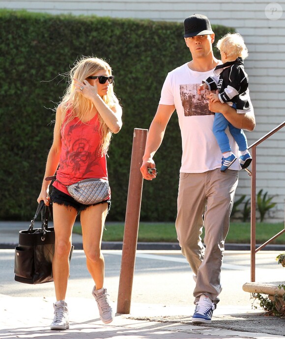 Exclusif - Fergie et Josh Duhamel avec leur fils Axl à Los Angeles, le 26 octobre 2014.