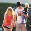 Exclusif - Fergie et Josh Duhamel se baladent dans les rues de Los Angeles avec leur fils Axl, le 26 octobre 2014.