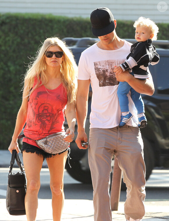 Exclusif - Fergie et Josh Duhamel se baladent dans les rues de Los Angeles avec leur fils Axl, le 26 octobre 2014.