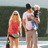 Exclusif - Fergie et Josh Duhamel dans les rues de Los Angeles avec leur fils Axl, le 26 octobre 2014.