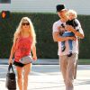 Exclusif - Fergie et Josh Duhamel dans les rues de Los Angeles avec leur fils Axl, le 26 octobre 2014.