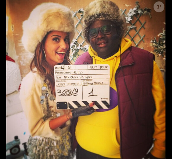 La chanteuse Tal sur le tournage du programme court "Nos chers voisins" (TF1). La série proposera une soirée avec des guests pour Noël. Elle pose ici avec Issa Doumbia. Octobre 2014.