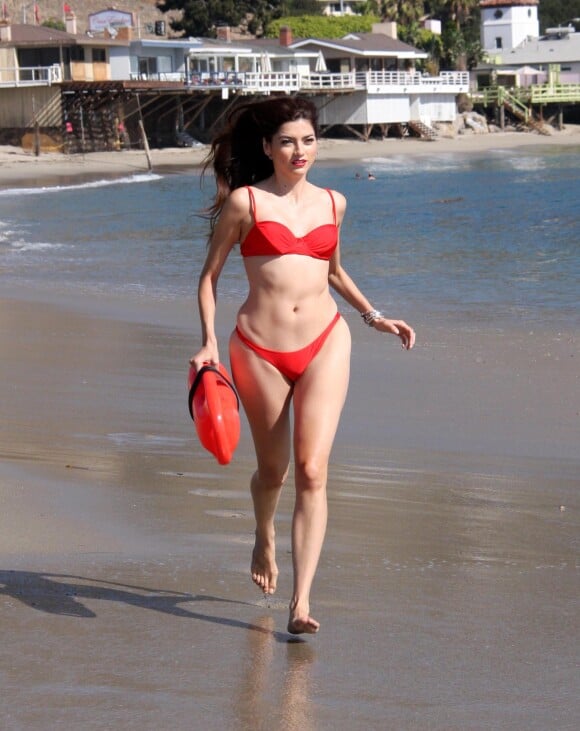 Blanca Blanco, torride en bikini rouge, se la joue Alerte à Malibu lors d'un shooting sur une plage de Malibu. Le 28 octobre 2014.