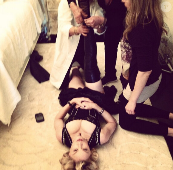 Madonna enfile ses bottes Givenchy avant la soirée "Keep A Child Alive Black Ball", organisée jeudi 30 octobre 2014 à New York.