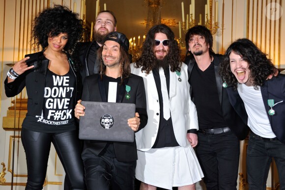 Le groupe Shaka Ponk décoré des insignes de chevalier de l'ordre des Arts et des Lettres par la ministre Aurélie Filippetti dans les salons du ministère de la Culture, à Paris le 18 mars 2014.