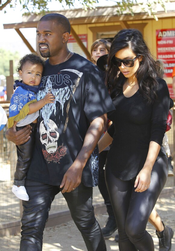 Kim Kardashian, Kanye West et leur fille North à Moonpark. Los Angeles, le 18 octobre 2014.