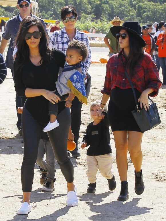 Kim, Kourtney Kardashian et leurs filles respectives North et Penelope à Moonpark. Los Angeles, le 18 octobre 2014.