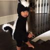 La craquante North West, 1 an, est déguisée en moufette pour Halloween.