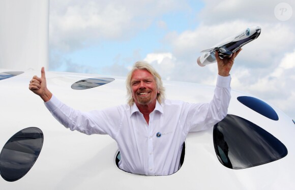 Sir Richard Branson prend la pose dans son SpaceShipTwo au Farnborough International Airshow de Farnborough, le 11 juillet 2012