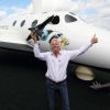 Sir Richard Branson prend la pose devant SpaceShipTwo au Farnborough International Airshow de Farnborough, le 11 juillet 2012