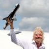 Sir Richard Branson prend la pose devant SpaceShipTwo au Farnborough International Airshow de Farnborough, le 11 juillet 2012