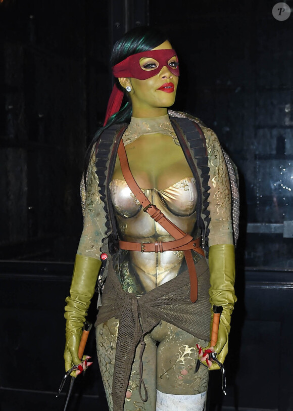 Rihanna fête Halloween déguisée en Tortue Ninja à New York, le 31 octobre 2014. 