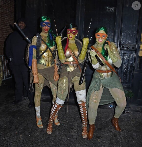 Rihanna et ses amies déguisées en Tortue Ninja pour Halloween à New York, le 31 octobre 2014.