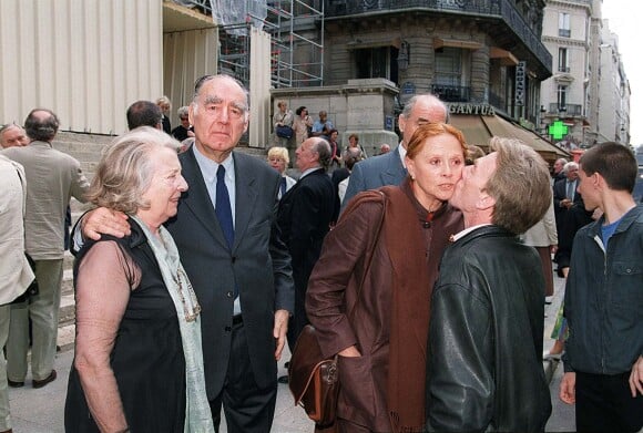 Bernard Lavalette et Christiane Minazzoli lors de l'enterrement de Jean-Pierre Darras à Paris, le 9 juillet 1999