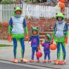 Pour Alyson Hannigan, son mari Alexis Denisof et leurs filles Satyana et Keeva, Halloween 2014 s'est fait en grenouilles, le 31 octobre à Brentwood, Los Angeles !