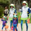 Pour Alyson Hannigan, son mari Alexis Denisof et leurs filles Satyana et Keeva, Halloween 2014 s'est fait en grenouilles, le 31 octobre à Brentwood, Los Angeles !