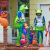 Pour Alyson Hannigan, son mari Alexis Denisof et leurs filles Satyana et Keeva, Halloween 2014 s'est fait en grenouilles, le 31 octobre à Brentwood, Los Angeles !