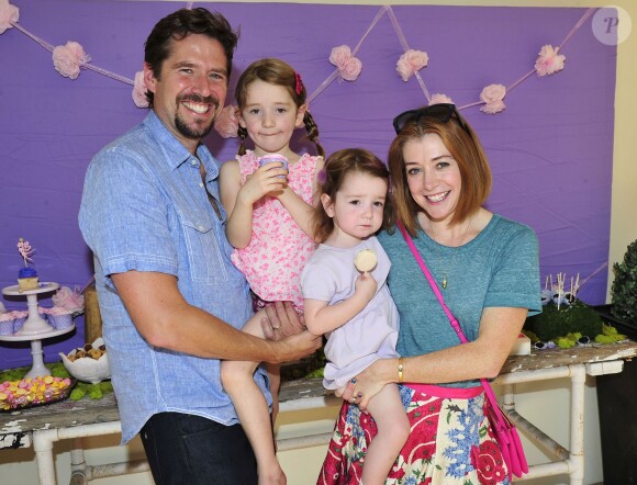 Alexis Denisof et Alyson Hannigan avec leurs filles Satyana et Keeva le 12 octobre 2014 lors d'une fête d'anniversaire à Los Angeles.