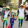 Alyson Hannigan, son mari Alexis Denisof et leurs filles Satyana et Keeva ont choisi le thème grenouilles pour Halloween 2014, le 31 octobre à Brentwood, Los Angeles !