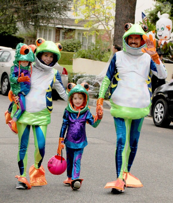 Alyson Hannigan, son mari Alexis Denisof et leurs filles Satyana et Keeva ont choisi le thème grenouilles pour Halloween 2014, le 31 octobre à Brentwood, Los Angeles !