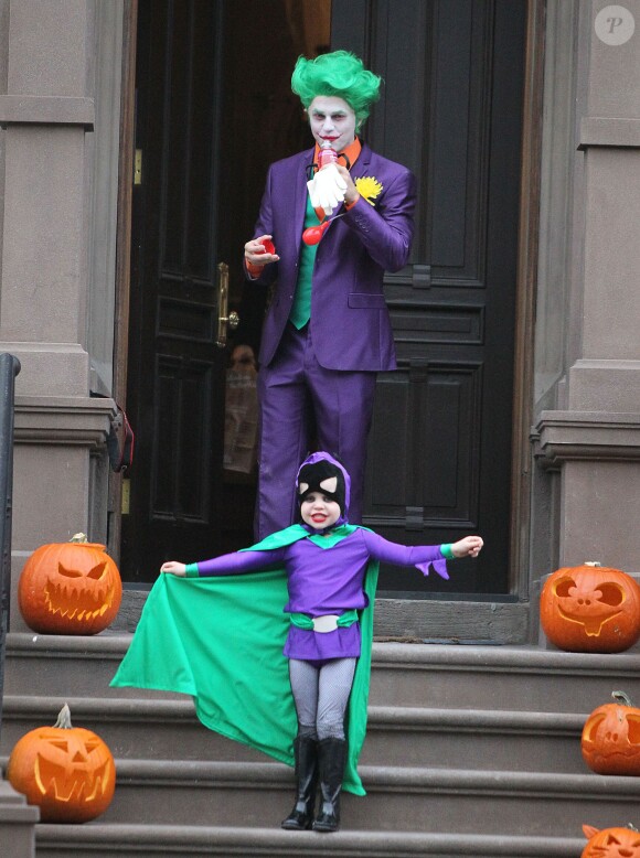 Neil Patrick Harris (L'Homme-Mystère), David Burtka (Joker) et leurs enfants Gideon (Batman) et Harper (Batgirl) ont plongé dans l'univers de Gotham City le 31 octobre 2014 pour aller à la chasse aux bonbons dans leur quartier de New York, à l'occasion d'Halloween. 