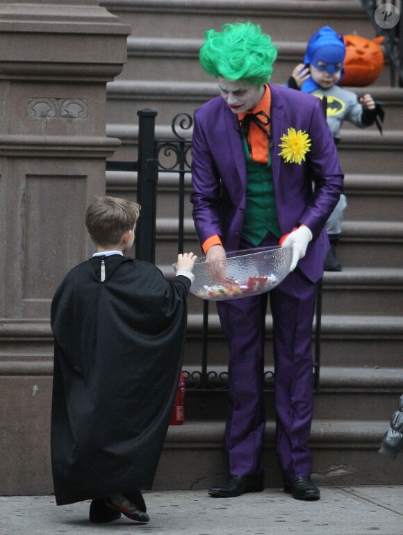 Neil Patrick Harris (L'Homme-Mystère), David Burtka (Joker) et leurs enfants Gideon (Batman) et Harper (Batgirl) ont plongé dans l'univers de Gotham City le 31 octobre 2014 pour aller à la chasse aux bonbons dans leur quartier de New York, à l'occasion d'Halloween. 