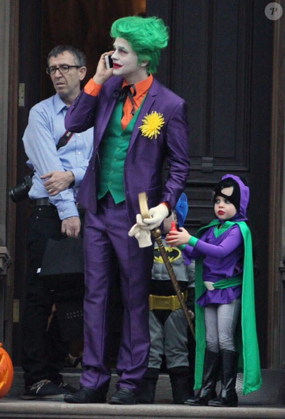 Neil Patrick Harris (L'Homme-Mystère), David Burtka (Joker) et leurs enfants Gideon (Batman) et Harper (Batgirl) ont plongé dans l'univers de Gotham City le 31 octobre 2014 pour aller à la chasse aux bonbons dans leur quartier de New York, à l'occasion d'Halloween. 