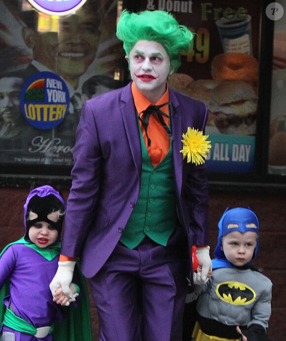 Neil Patrick Harris (L'Homme-Mystère), David Burtka (Joker) et leurs enfants Gideon (Batman) et Harper (Batgirl) ont plongé dans l'univers de Gotham City le 31 octobre 2014 pour aller à la chasse aux bonbons dans leur quartier de New York, à l'occasion d'Halloween. 