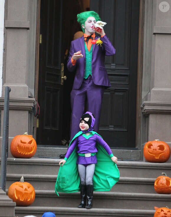 Neil Patrick Harris (L'Homme-Mystère), David Burtka (Joker) et leurs enfants Gideon (Batman) et Harper (Batgirl) ont plongé dans l'univers de Gotham City le 31 octobre 2014 pour aller à la chasse aux bonbons dans leur quartier de New York, à l'occasion d'Halloween. 