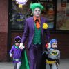 Neil Patrick Harris (L'Homme-Mystère), David Burtka (Joker) et leurs enfants Gideon (Batman) et Harper (Batgirl) ont plongé dans l'univers de Gotham City le 31 octobre 2014 pour aller à la chasse aux bonbons dans leur quartier de New York, à l'occasion d'Halloween. 