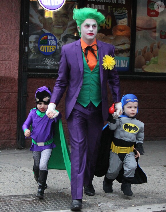 Neil Patrick Harris (L'Homme-Mystère), David Burtka (Joker) et leurs enfants Gideon (Batman) et Harper (Batgirl) ont plongé dans l'univers de Gotham City le 31 octobre 2014 pour aller à la chasse aux bonbons dans leur quartier de New York, à l'occasion d'Halloween. 