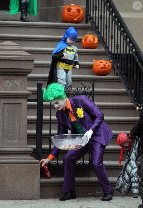Neil Patrick Harris (L'Homme-Mystère), David Burtka (Joker) et leurs enfants Gideon (Batman) et Harper (Batgirl) ont plongé dans l'univers de Gotham City le 31 octobre 2014 pour aller à la chasse aux bonbons dans leur quartier de New York, à l'occasion d'Halloween. 