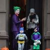 Neil Patrick Harris (L'Homme-Mystère), David Burtka (Joker) et leurs enfants Gideon (Batman) et Harper (Batgirl) ont plongé dans l'univers de Gotham City le 31 octobre 2014 pour aller à la chasse aux bonbons dans leur quartier de New York, à l'occasion d'Halloween. 