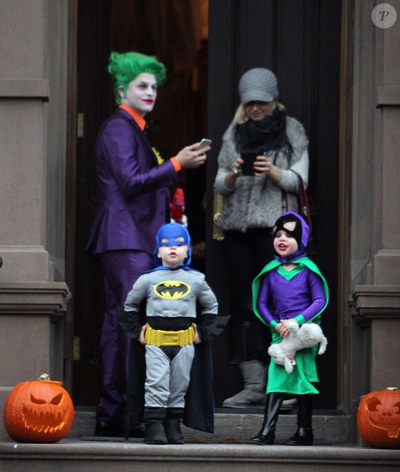 Neil Patrick Harris (L'Homme-Mystère), David Burtka (Joker) et leurs enfants Gideon (Batman) et Harper (Batgirl) ont plongé dans l'univers de Gotham City le 31 octobre 2014 pour aller à la chasse aux bonbons dans leur quartier de New York, à l'occasion d'Halloween. 