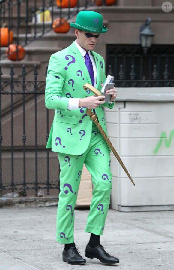 Neil Patrick Harris (L'Homme-Mystère), David Burtka (Joker) et leurs enfants Gideon (Batman) et Harper (Batgirl) ont plongé dans l'univers de Gotham City le 31 octobre 2014 pour aller à la chasse aux bonbons dans leur quartier de New York, à l'occasion d'Halloween. 