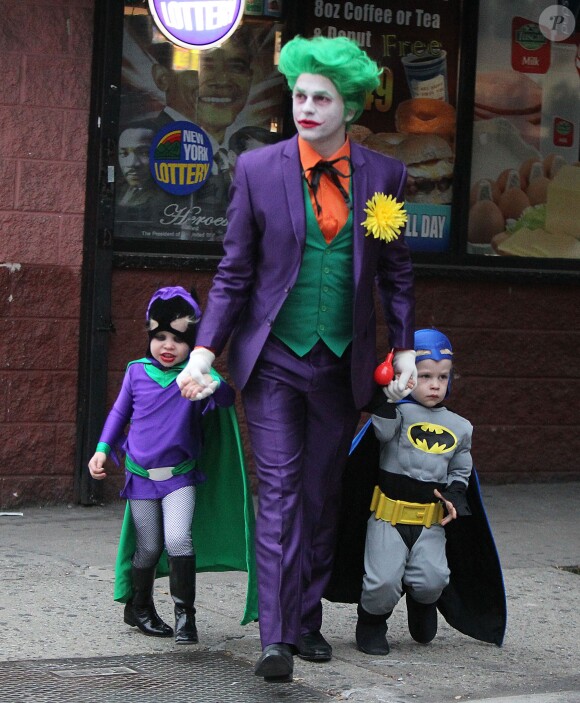 Neil Patrick Harris (L'Homme-Mystère), David Burtka (Joker) et leurs enfants Gideon (Batman) et Harper (Batgirl) ont plongé dans l'univers de Gotham City le 31 octobre 2014 pour aller à la chasse aux bonbons dans leur quartier de New York, à l'occasion d'Halloween. 