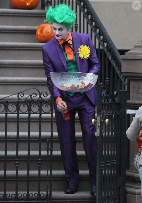 Neil Patrick Harris (L'Homme-Mystère), David Burtka (Joker) et leurs enfants Gideon (Batman) et Harper (Batgirl) ont plongé dans l'univers de Gotham City le 31 octobre 2014 pour aller à la chasse aux bonbons dans leur quartier de New York, à l'occasion d'Halloween. 