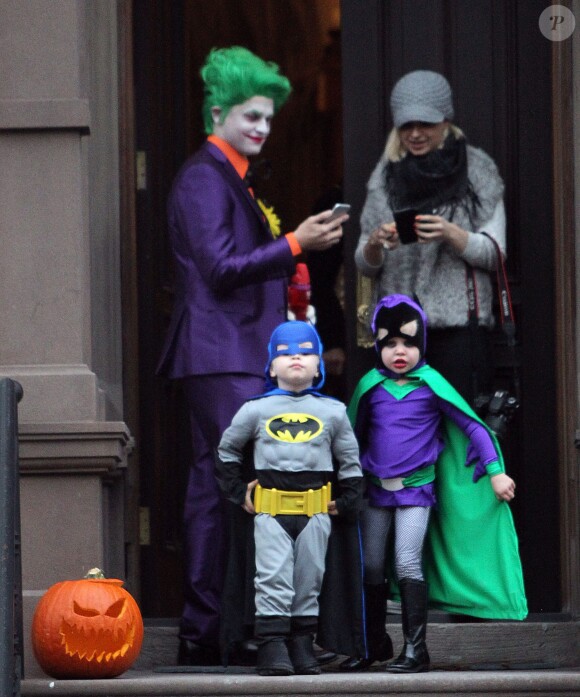 Neil Patrick Harris (L'Homme-Mystère), David Burtka (Joker) et leurs enfants Gideon (Batman) et Harper (Batgirl) ont plongé dans l'univers de Gotham City le 31 octobre 2014 pour aller à la chasse aux bonbons dans leur quartier de New York, à l'occasion d'Halloween. 
