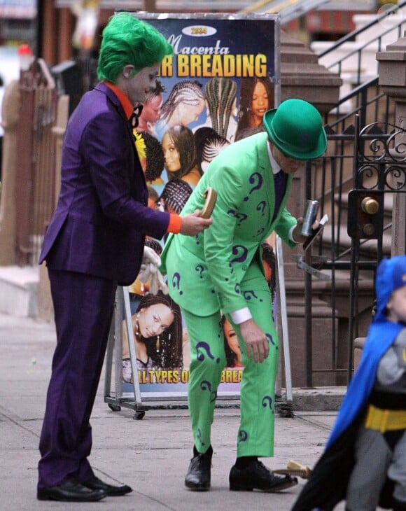 Neil Patrick Harris (L'Homme-Mystère), David Burtka (Joker) et leurs enfants Gideon (Batman) et Harper (Batgirl) ont plongé dans l'univers de Gotham City le 31 octobre 2014 pour aller à la chasse aux bonbons dans leur quartier de New York, à l'occasion d'Halloween.