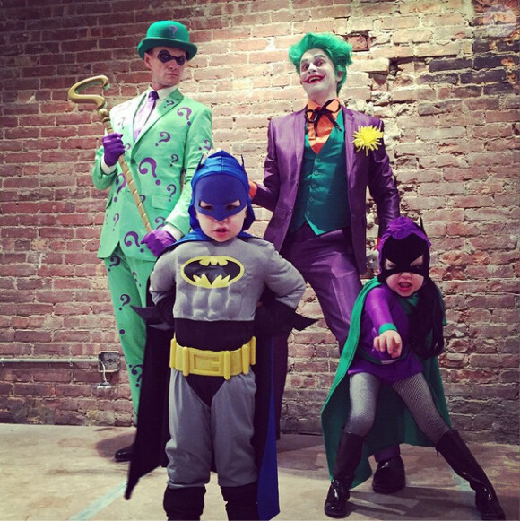 Neil Patrick Harris en Homme-Mystère, David Burtka en Joker, Gideon en Batman et Harper en Batgirl : un Halloween 2014 totalement Gotham !