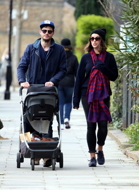 Exclusif - Jamie Dornan, sa femme Amelia Warner et leur fille profitent du beau temps londonien pour se promener à Londres, le 7 mars 2014. 