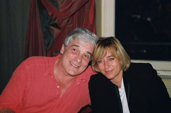 Jacques Weber avec sa femme Christine fêtant ses 52 ans au club Etoile à Paris le 23 août 2001
