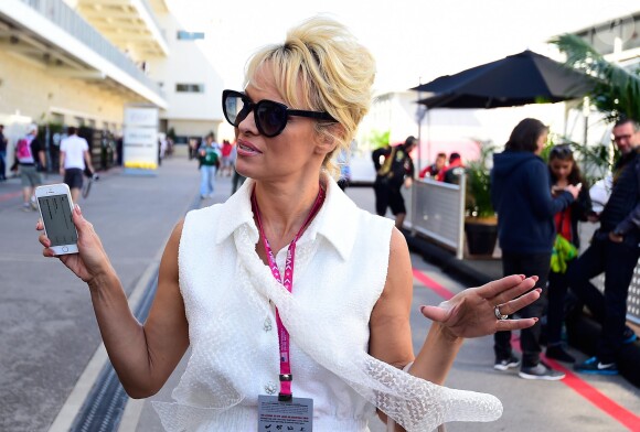 Pamela Anderson dans le paddock du Grand Prix des Etats-Unis à Austin, le 1er novembre 2014