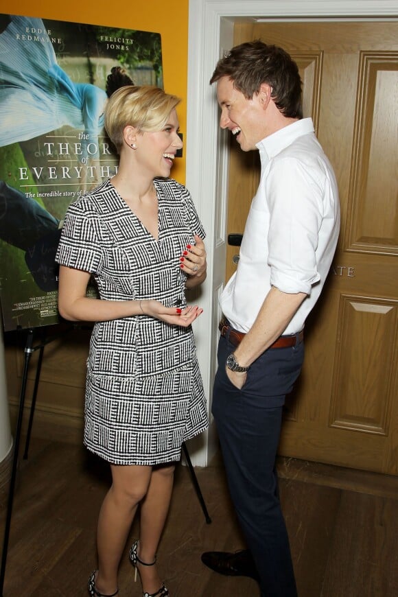 Scarlett Johansson et Eddie Redmayne complices lors d'une projection du film The Theory Of Everything à New York le 3 novembre 2014.