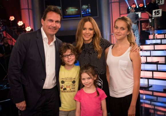 Julie Snyder avec son conjoint Pierre-Karl Péladeau (et sa fille Marie) avec leurs enfants Thomas et Romy, le 4 octobre 2014
