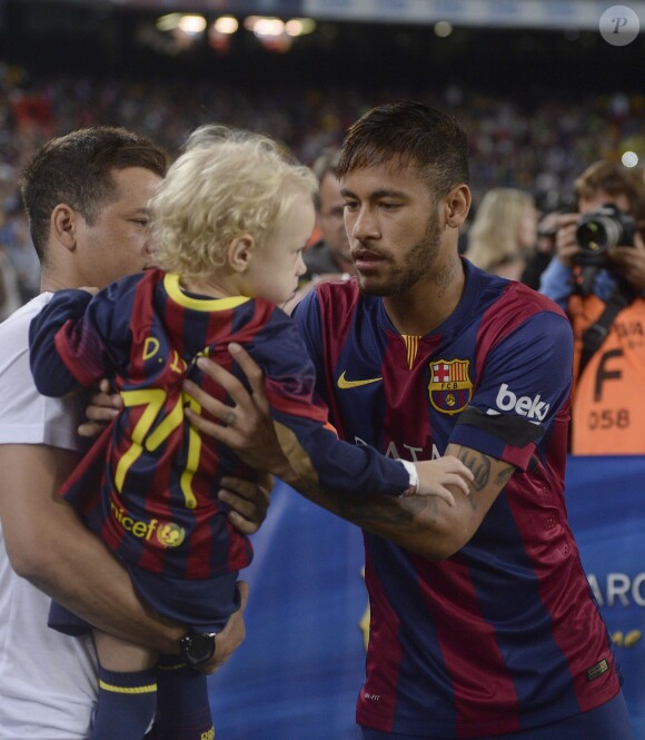 La star du Barça Neymar avec son fils Davi Lucca au Camp Nou à Barcelone, le 1er novembre 2014.